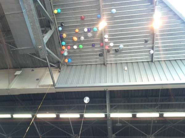 Y'avait un stand fanzine au dessus duquel s'était accumulé plein de ballons (!?)
