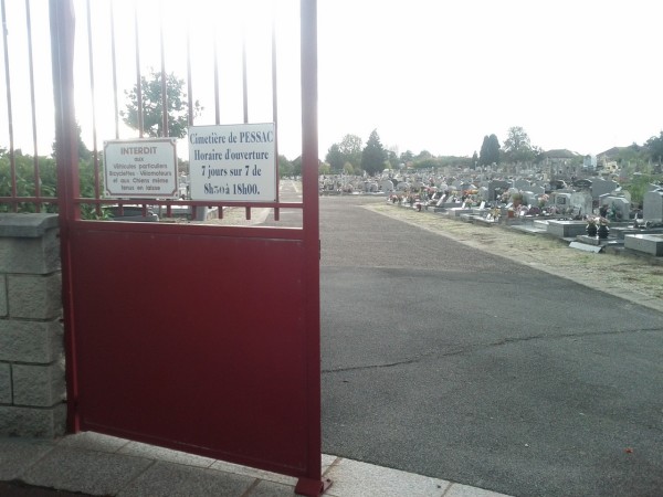 Derrière la scène, le cimetière de la ville :'D.