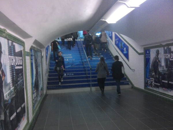 Un escalier PlayStation parce que pourquoi pas, finalement.