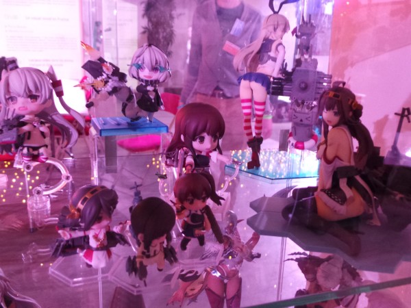 Des figurines qui s'ébattent joyeusement dans une vitrine (photo: Epona)