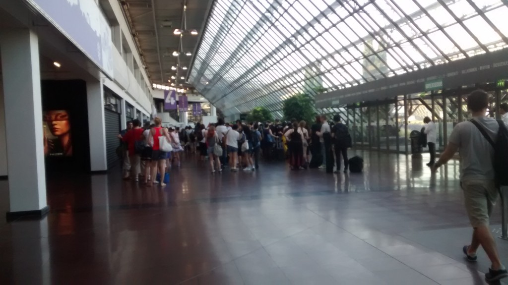 Arriver le matin et devoir faire la queue pour se faire contrôler les sacs. Maudit terrorisme è_é/
