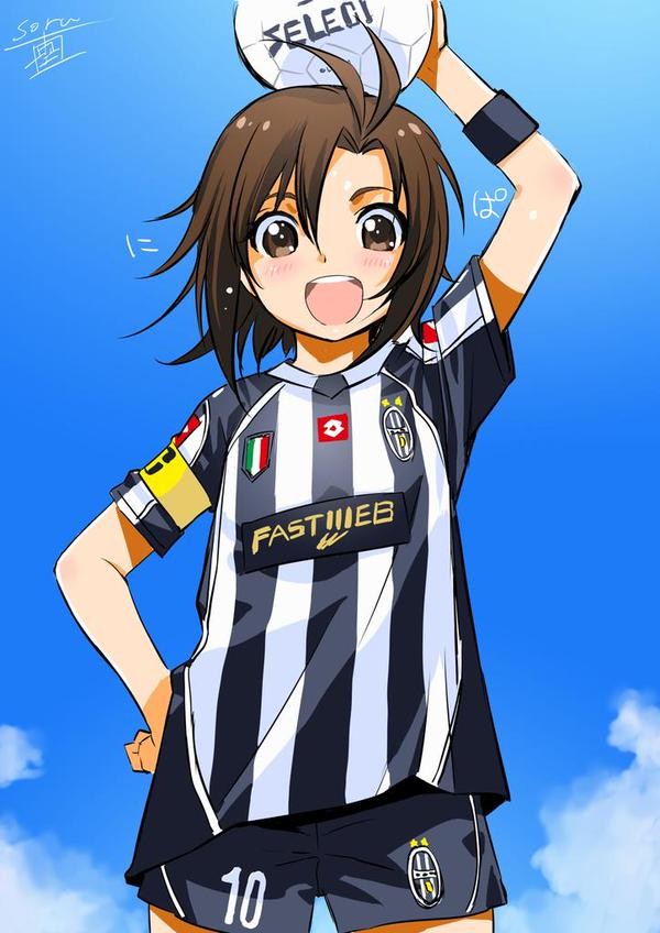 Une Kikuchi Makoto fana du Juventus, par Sora Inoue