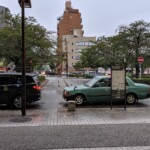 Pluie à la sortie de la gare de Nijo