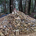 Au sommet du relief, une tombe rudimentaire