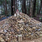 Au sommet du relief, une tombe rudimentaire