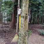 Le jardinier du mont qui planque soigneusement ses outils