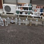 Un truc qui me fascine au Japon: les bouteilles d'eau dispersées partout en face de pot de fleur. Pourquoi ?