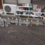 Un truc qui me fascine au Japon: les bouteilles d'eau dispersées partout en face de pot de fleur. Pourquoi ?