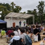 A côté de l'évenement avait lieu UN AUTRE festival, dédié aux "amoureux des animaux." Y'avait un concert et plein de gens qui promenaient des gros doggos fluffy