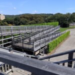 Généralement le Japon flanque énormément de rampes dès que possible pour rendre le maximum de choses accessibles. C'est assez cool.