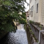 Un petit canal au milieu des rues