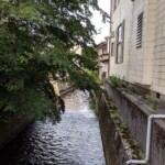 Un petit canal au milieu des rues