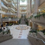 Le rez-de-chaussée du Landmark Plaza a un peu de style