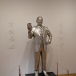 Evidemment qu'il a sa statue en argent