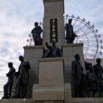 Statue de gens contents (?) devant la gare