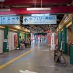 L'intérieur du terminal de ferry a ce petit côté désuet qui peut être charmant