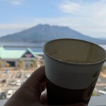 Ptit latte banane glacé devant le Sakurajima....