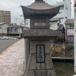 Lampe à l'entrée d'un des vieux ponts en pierre