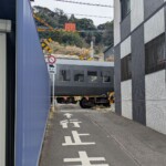 Train passant à fond dans une ruelle