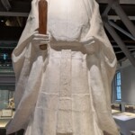 Imposante statue de plâtre d'un des anciens seigneurs