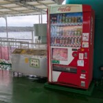 Le ferry embarque évidemment son distributeur