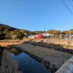 Rivière et, au loin, une boutique de thé anglais... Visible de loin !