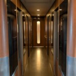 Le couloir du Shinkansen a cette ambiance un peu horrifique qui fait sensation