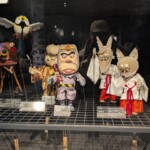 Au centre la mascotte du musée, moche comme un pou