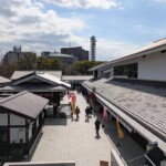Vue de haut sur la rue commerçante du château, ici bizarrement peu fréquentée