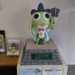 Keroro mis en avant à un point de repos, représentant Kumamoto pour l'"Anime Tourism"