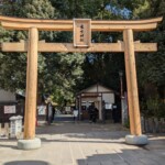 Entrée du Suizenjin, statues et torii de rigueur