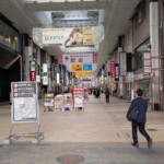 Une rue commerciale comme on s'y habitue