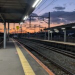 Ici à Shin-Tosu on attend le Relay Kamone au crépuscule