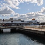 Le terminal de ferry se voit de loin