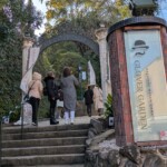 L'entrée du Glover Garden, et le logo moustachu