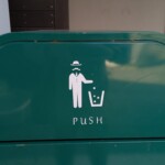 Même les poubelles sont des gentlemens moustachus