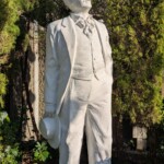 Statue de m'sieur Glover (on reconnaît sa moustache)