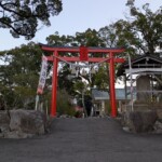 Torii shinto - le bâtiment du téléphérique est juste derrière