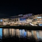 Le stade de la paix, vu de l'autre côté de la rive