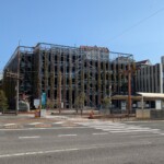 Parking habilement déguisé avec du lierre