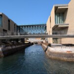 Cours d'eau - et passerelle liant les deux bâtiments du musée d'art