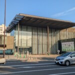 Le musée vu de l'extérieur avec sa petite mascotte