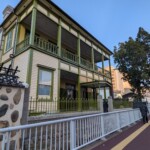 L'ancien bureau des douanes hollandais, toujours vivant toujours debout (mais devenu un café)
