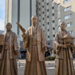 Dans tout le centre-ville on peut croiser des statues représentant les grands esprits intellectuels et scientifiques de l'histoire de la préfecture