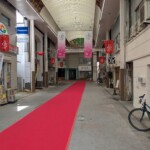 Une arcade commerciale vide MAIS avec un tapis rouge