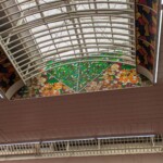 Jolis vitraux au plafond de l'arcade