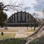 Bâtiment à l'architecture super cheloue - j'adore, on dirait un Stégosaure (c'est la bibliothèque de la ville à priori ?)