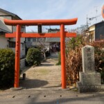 Temple entre deux maisons (et un canal)