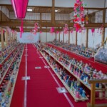 Plan large sur la méga salle Hinamatsuri