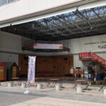 Petit espace festif dans le quartier commercial - sûr et certain de l'avoir vu dans Zombieland Saga, genre dans les premiers épisodes